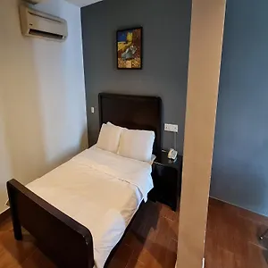 https://crossroads-hotel.kualalumpurs-hotels.com